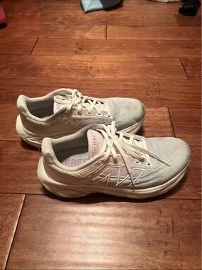 New Balance 1080 Women's White Athletic Running Shoes with Subtle Lilac Accents